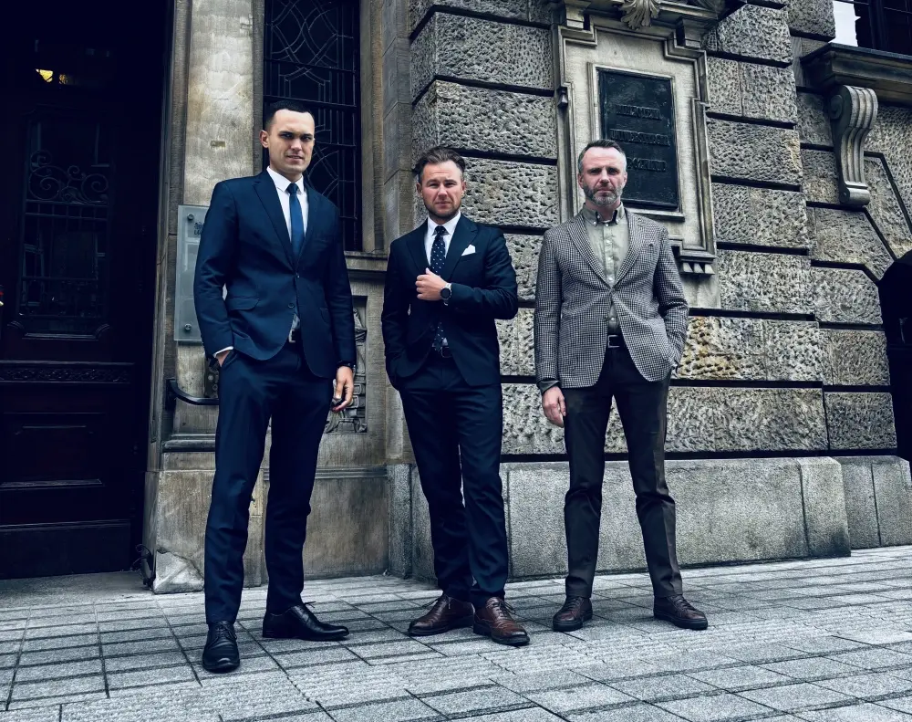 Trzech prawników patrzy w obiektyw