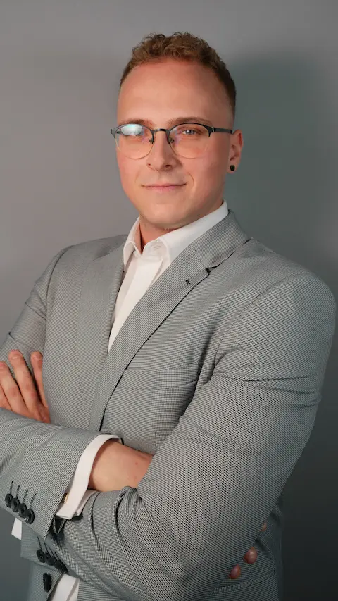 Pracownik kancelarii w garniturze