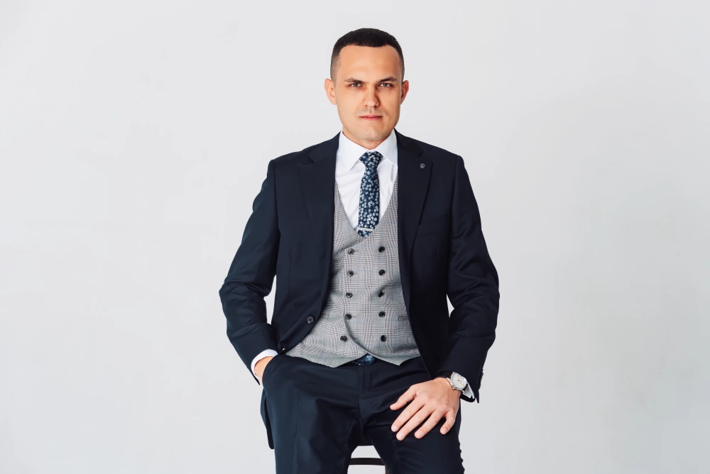 Mediator sądowy patrzący w obiektyw