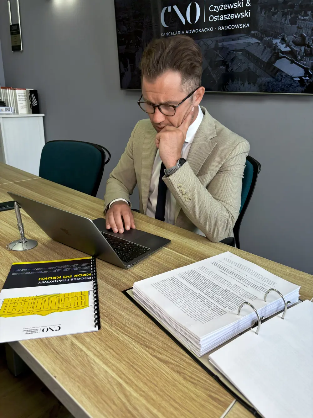 Adwokat przeglądający umowę WIBOR na laptopie